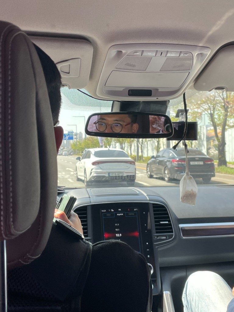 시운전 중 룸미러에 비친 김현중 팀장